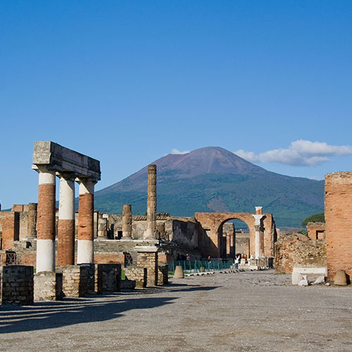 Pompei città sepolta da scoprire con mani e vulcani