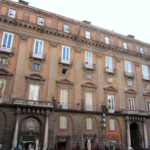 Piazza-San-Domenico-Maggiore-03_palazzo_casacalenda